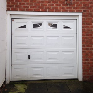 Bela garažna vrata